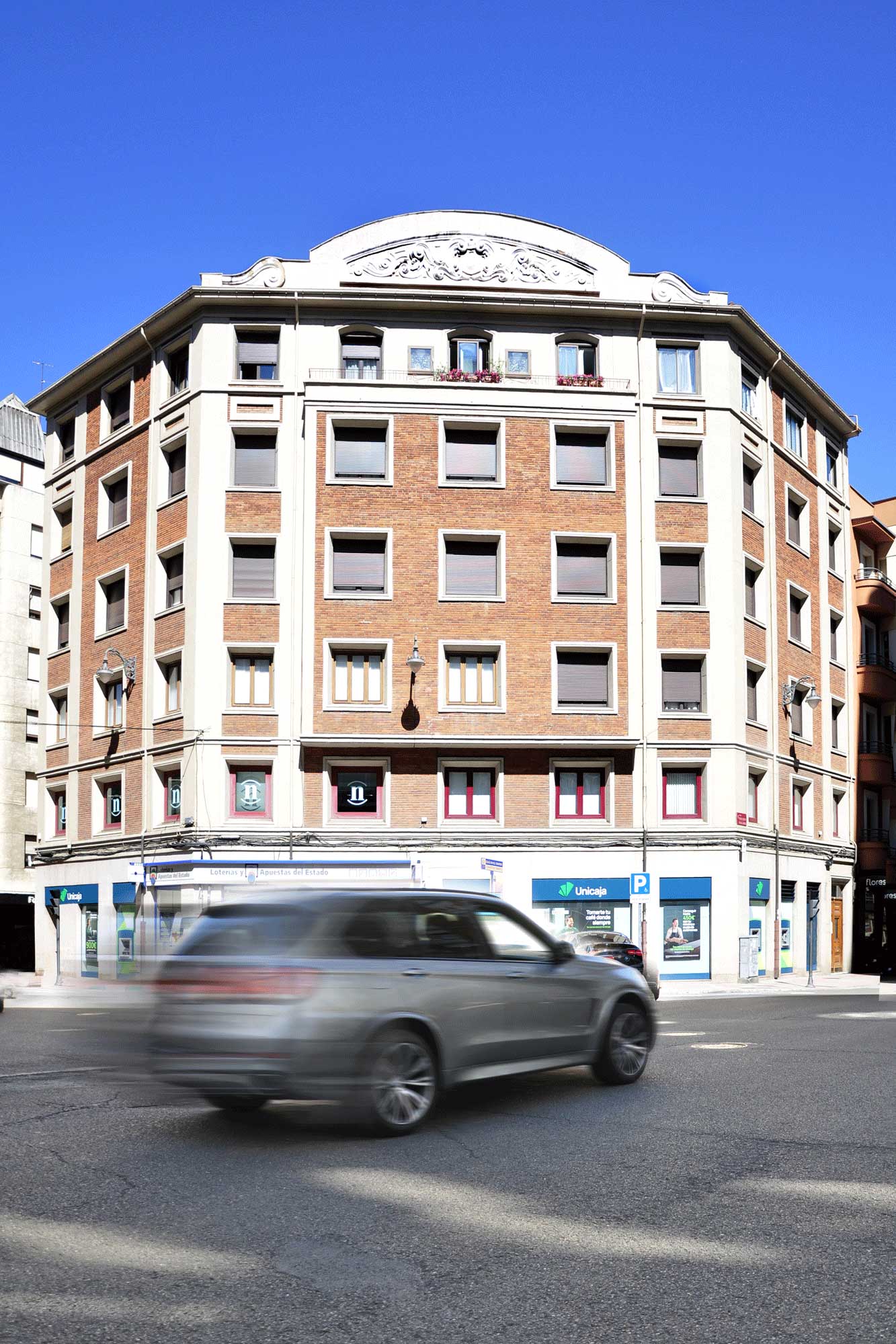 Fachada del edificio en República Argentina 12, León